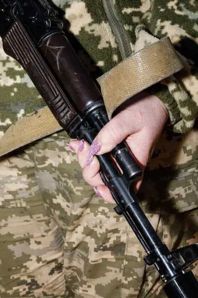 KYIV Reg., UKRAINE - Kasım 02, 2024: Kadın hava savunma mobil grubu Cadı Bucha 'nın Ukrayna' daki askeri eğitimi.