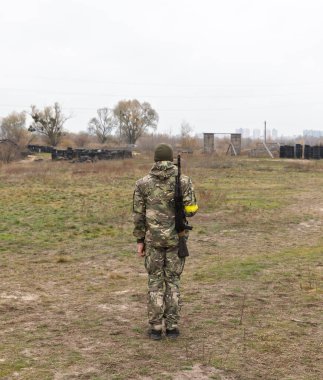 KYIV Reg, UKRAINE - 16 Kasım 2024 Ukrayna Savaşı. Ukrayna 'nın Kyiv bölgesinde gençler ve gençler için temel askeri eğitim