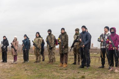 KYIV Reg, UKRAINE - 16 Kasım 2024 Ukrayna Savaşı. Ukrayna 'nın Kyiv bölgesinde gençler ve gençler için temel askeri eğitim