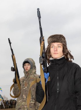 KYIV Reg, UKRAINE - 16 Kasım 2024 Ukrayna Savaşı. Ukrayna 'nın Kyiv bölgesinde gençler ve gençler için temel askeri eğitim