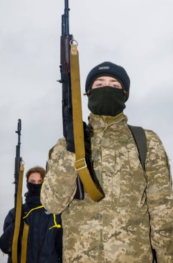 KYIV Reg, UKRAINE - 16 Kasım 2024 Ukrayna Savaşı. Ukrayna 'nın Kyiv bölgesinde gençler ve gençler için temel askeri eğitim