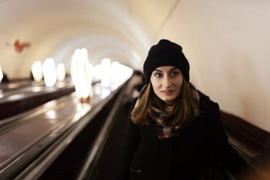 Subway yürüyen merdivendeki kadın.