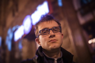 Genç Bir Adamın Gece Portresi