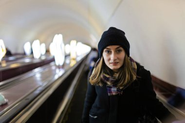 Subway yürüyen merdivendeki kadın.