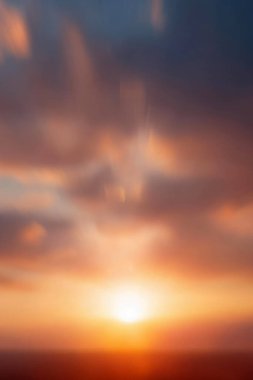 Büyüleyici bir günbatımı, alacakaranlıkta doğanın güzelliğini yansıtan soyut bir renk görüntüsüne dönüşür. Yumuşak odak, gündüz geceye geçerken anın sükunetini vurgular..