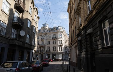 Lviv, Ukrayna - Mar. 22, 2025: Klasik mimarinin canlı kentsel enerjiyle buluştuğu Ukrayna 'nın Lviv kentsel sokaklarında dolaşın. Kültür ve tarihin bir karışımı her gün ortaya çıkar..