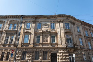 Lviv, Ukrayna - Mar. 22, 2025: Parlak güneş ışığı Lviv 'deki tarihi bir binanın karmaşık detaylarını aydınlatıyor, eşsiz mimari tarzını ve çekiciliğini gözler önüne seriyor..