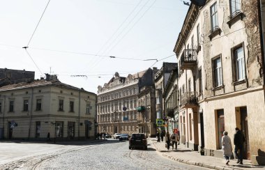 Lviv, Ukrayna - Mar. 22, 2025: Lviv, Ukrayna 'nın dolambaçlı kaldırım taşı sokakları gezginleri zengin tarihlerini keşfetmeye davet ediyor..