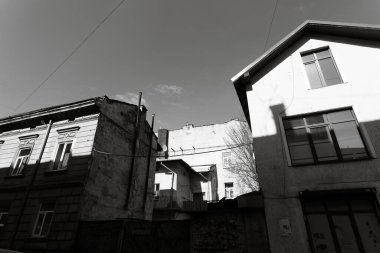 Lviv, Ukrayna - Mar. 22, 2025: Gezgin Lvivs büyüleyici caddeler, eşsiz mimari temiz bir gökyüzüne zıt, Ukrayna 'nın zengin tarihi ve canlı kültürünü gözler önüne seriyor..