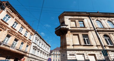 Lviv, Ukrayna - Mar. 22, 2025: Lviv 'deki güzel binalar mimari tarzların bir karışımını gözler önüne seriyor, karmaşık detaylar ve balkonlar ön cepheleri süslüyor, keşif ve hayranlık uyandırıyor..