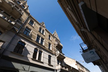 Lviv, Ukrayna - Mar. 22, 2025: Ukrayna 'nın Lviv şehrinin genel görünüşü parlak mavi gökyüzünün altında çarpıcı tarihi binaları gözler önüne seriyor..