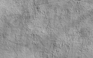 Gri beton duvar pürüzlü, yıpranmış bir yüzeye sahip çizikler ve kusurlarla dolu, ham, endüstriyel bir estetik sunuyor..