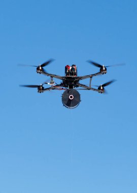Kyiv reg, Ukrayna - 16 Şubat 2025: Fiber optik ile kontrol edilen bir FPV İHA test uçuşu sırasında görüldü