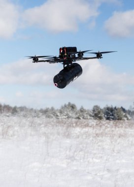 Kyiv reg, Ukrayna - 16 Şubat 2025: Fiber optik ile kontrol edilen bir FPV İHA test uçuşu sırasında görüldü