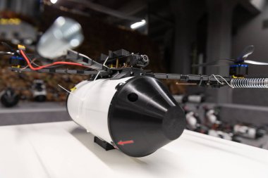 Kyiv reg, Ukrayna - Nisan. 01, 2025: Ukrayna silahlı kuvvetlerine teslim edilmeden önce fiber optik kontrollü dronlar görüldü