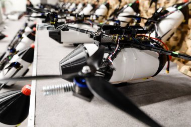 Kyiv reg, Ukrayna - Nisan. 01, 2025: Ukrayna silahlı kuvvetlerine teslim edilmeden önce fiber optik kontrollü dronlar görüldü