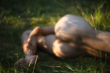 Yumuşak odak orman arka planda güneş ışığında genç bir çıplak kadın görüntü bulanık. Yumuşak romantik ve vintage tarzı görüntü