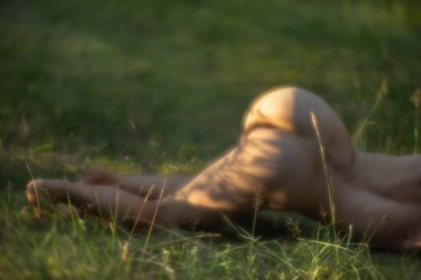 Yumuşak odak orman arka planda güneş ışığında genç bir çıplak kadın görüntü bulanık. Yumuşak romantik ve vintage tarzı görüntü