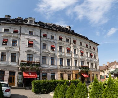 LVIV, UKRAINE - Haziran. 20, 2021: Lviv 'in büyüleyici sokakları karmaşık detaylarla dolu güzel tarihi mimari eserlerle dolu.