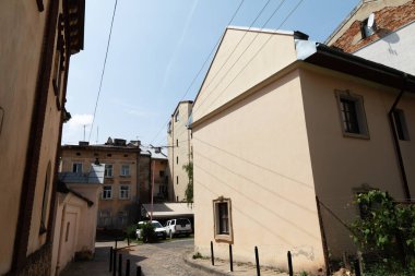 LVIV, UKRAINE - Haziran. 20, 2021: Parke taşı sokaklar ve tarihi mimari harmanlanmış, canlı binalar ve kentsel yaşamla Lvivs 'in eski kasabasının cazibesini sergiliyor..