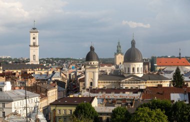 LVIV, UKRAINE - Haziran. 20, 2021: Iviv 'in büyüleyici caddelerini ve etkileyici tarihi binalarını keşfedin, canlı bir yaz gününde kültürel miras ve mimari güzelliğin bir karışımını sergileyin..