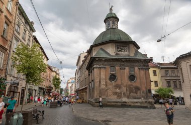 LVIV, UKRAINE - Haziran. 20, 2021: Ziyaretçiler, Lviv 'in tarihsel bölümünün büyüleyici sokaklarında, yoğun bir atmosferin ortasında eşsiz bir mimari ve canlı yerel kültüre hayran kalarak geziniyorlar..