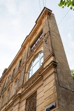 Lviv, Ukrayna - Haziran. 01, 2025: Lviv Flatiron. Lviv 'deki tarihi bir binanın mimari ayrıntıları, dış görünüşünü ve tasarımını gözler önüne seriyor..