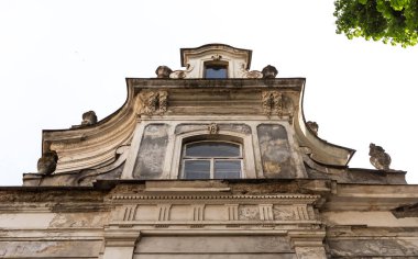 Lviv, Ukrayna - Haziran. 01, 2025: Eski bir binanın cephesini gösteren mimari bir detay, bir pencere ve karmaşık süslemeler içeriyor.