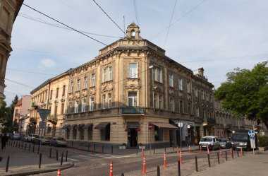 Lviv, Ukrayna - Haziran. 01, 2025: Lviv 'de tarihi mimari ve güneşli bir günün yer aldığı pitoresk bir sokak sahnesi.