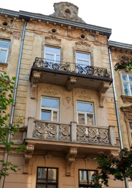 Lviv, Ukrayna - Haziran. 01, 2025: Dekoratif balkonları ve süslü detayları olan eski bir bina cephesi, Ukrayna mimarisinin güzelliğini yansıtıyor.
