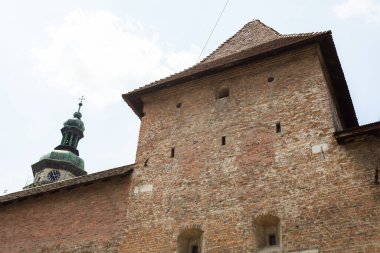 Lviv, Ukrayna - Haziran. Tuğla bir duvar ve bulutlu bir gökyüzüne karşı Bernardine Kilisesi 'nin detaylı bir görüntüsü..