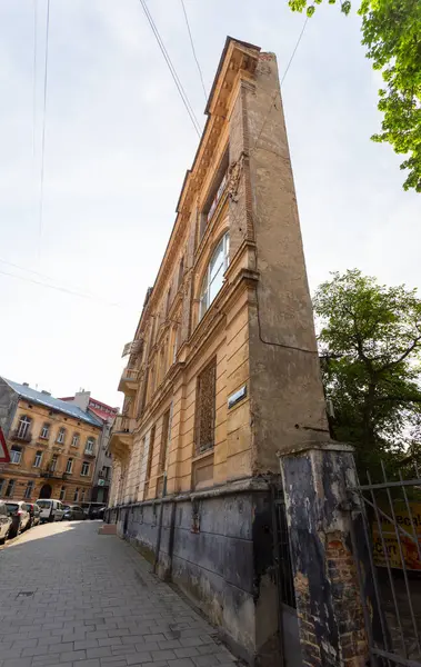 Lviv, Ukrayna - Haziran. 01, 2025: Lviv Flatiron. Güneşli bir günde mimari detaylarla dolu eski bir binanın cephesi..