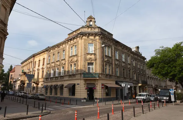 Lviv, Ukrayna - Haziran. 01, 2025: Lviv 'de tarihi mimari ve güneşli bir günün yer aldığı pitoresk bir sokak sahnesi.