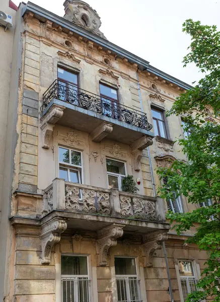 Lviv, Ukrayna - Haziran. 01, 2025: Lviv, Ukrayna 'daki eski bir binanın dekoratif balkonları ve cephesi.