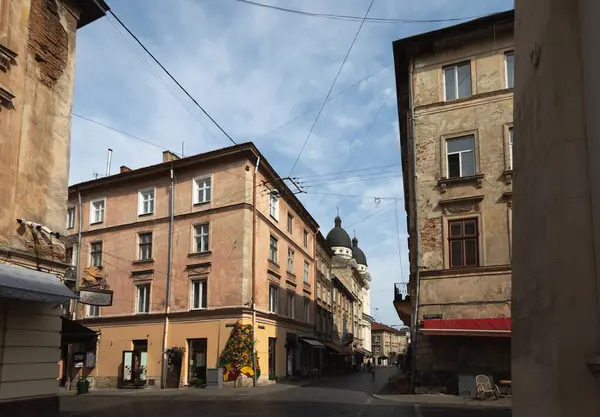 Lviv, Ukrayna - Haziran. 01, 2025: Lviv 'de eski bir sokak sahnesi, tarihi binalar ve bir kilisenin görüntüsü.