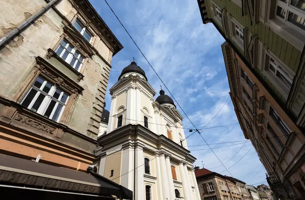 Lviv, Ukrayna - Haziran. 01, 2025: Lviv 'in tarihi kent merkezindeki binaların mimari detayları, bir kilise ve eski yapıların yer aldığı.