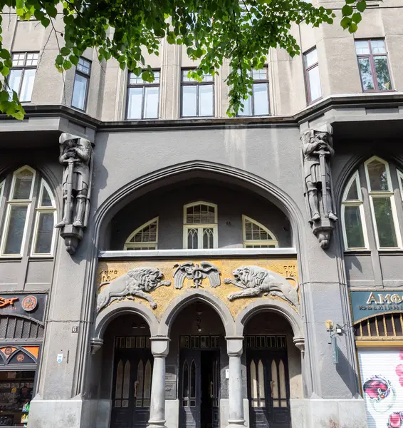 Lviv, Ukrayna - Haziran. 01, 2025: Tarihi bir binanın mimari ayrıntıları heykeller, kemerler ve karmaşık cephe unsurları.