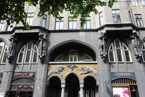Lviv, Ukrayna - Haziran. 01, 2025: Aslan heykelleri, figürleri ve kemerli pencereleri olan bir binanın mimari ayrıntıları.