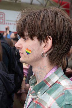 Kyiv, Ukrayna - Haziran. 14, 2025: Yüzünde gökkuşağı kalp çıkartması olan bir kişi KyivPride yürüyüşüne katılarak LGBTQ + desteği ve görünürlüğünü gösteriyor.