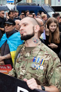 Kyiv, Ukrayna - Haziran. 14, 2025: KyivPride yürüyüşüne madalyalı ve dövmeli bir gazi kalabalığın arasında LGBTQ + haklarına destek veriyor..