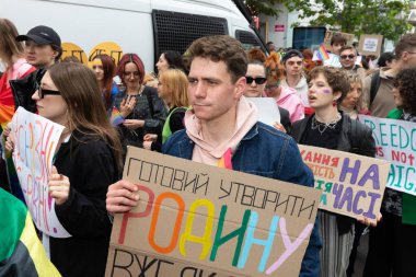 Kyiv, Ukrayna - Haziran. 14, 2025: İnsanlar KyivPride yürüyüşünde LGBTQ + hak ve eşitliği desteklemek için işaretler ve bayraklar taşıyorlar.