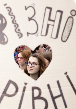 Kyiv, Ukrayna - Haziran. 14, 2025: KyivPride yürüyüşü sırasındaki insanlar, ellerinde işaretler tutarak LGBTQ + haklarına destek veriyorlar.