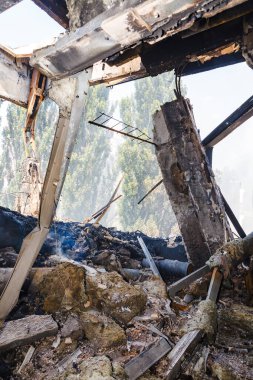 KYIV, UKRAINE - Temmuz. 04, 2025: Ukrayna 'daki savaş, şehir ve sakinleri üzerindeki yıkımı ve devam eden etkisini gözler önüne seren bir hava saldırısının ardından birçok binayı harabeye çevirdi..