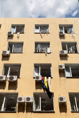 KYIV, UKRAINE - Temmuz. 04, 2025: Bir hava saldırısından sonra binalar ciddi hasar gördü, camları parçalanmış ve enkaz haline gelmişti. Duvarlardan sarkan birkaç havalandırma ünitesi yıkımın altını çiziyor..
