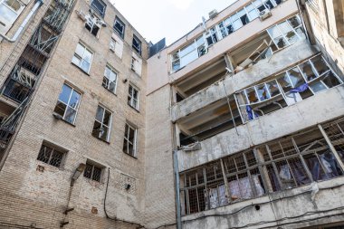 KYIV, UKRAINE - Temmuz. 04, 2025: son hava saldırısının ardından camları kırılmış ve iç kısımları açığa çıkmış binalar. Bölge, devam eden çatışma ve kargaşa ortamında şiddetli yıkım işaretleri gösteriyor..