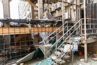Kyiv, Ukrayna - Temmuz. 04, 2025: Bir hava saldırısından sonra etrafa enkaz saçılmış ağır hasarlı binalar ortaya çıktı. Yıkım, bölgede devam eden çatışmaların etkisini vurguluyor.