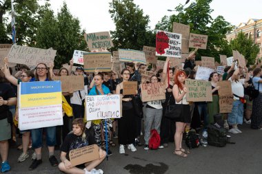 Kyiv, Ukrayna - Temmuz. 23, 2025: Protestocular, yolsuzlukla mücadele kurumlarının bağımsızlığını ortadan kaldıran bir yasaya karşı olduklarını belirtmek için halka açık bir alanda toplandılar.