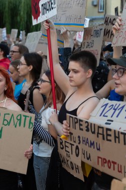 Kyiv, Ukrayna - Temmuz. 23, 2025: Yüzlerce protestocu Kyiv sokaklarında toplanarak yolsuzlukla mücadele çabalarını baltalayan yasalara karşı olduklarını ifade ettiler. Katılımcılar, şeffaflık taleplerini ifade eden çeşitli tabela ve afişler taşıyorlar