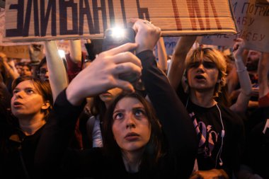 Kyiv, Ukrayna - Temmuz. 23, 2025: Göstericiler, yolsuzlukla mücadele bağımsızlığının iptalini protesto etmek için bir araya gelerek, kurumsal bütünlüğe zarar verici olarak görülen bir yasaya karşı muhalefetlerini dile getirdiler.