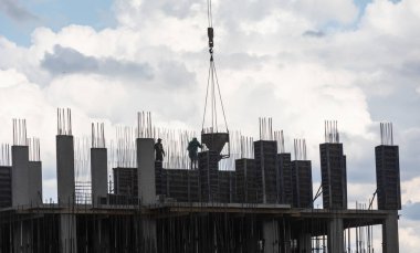 Uzhhorod, Ukrayna - Temmuz. 12, 2025: Ukrayna 'nın batısında devam eden savaşın ortasında inşaat işçileri zorlu koşullara rağmen kararlılık ve çaba göstererek bir yapı inşa ederken görülüyor.